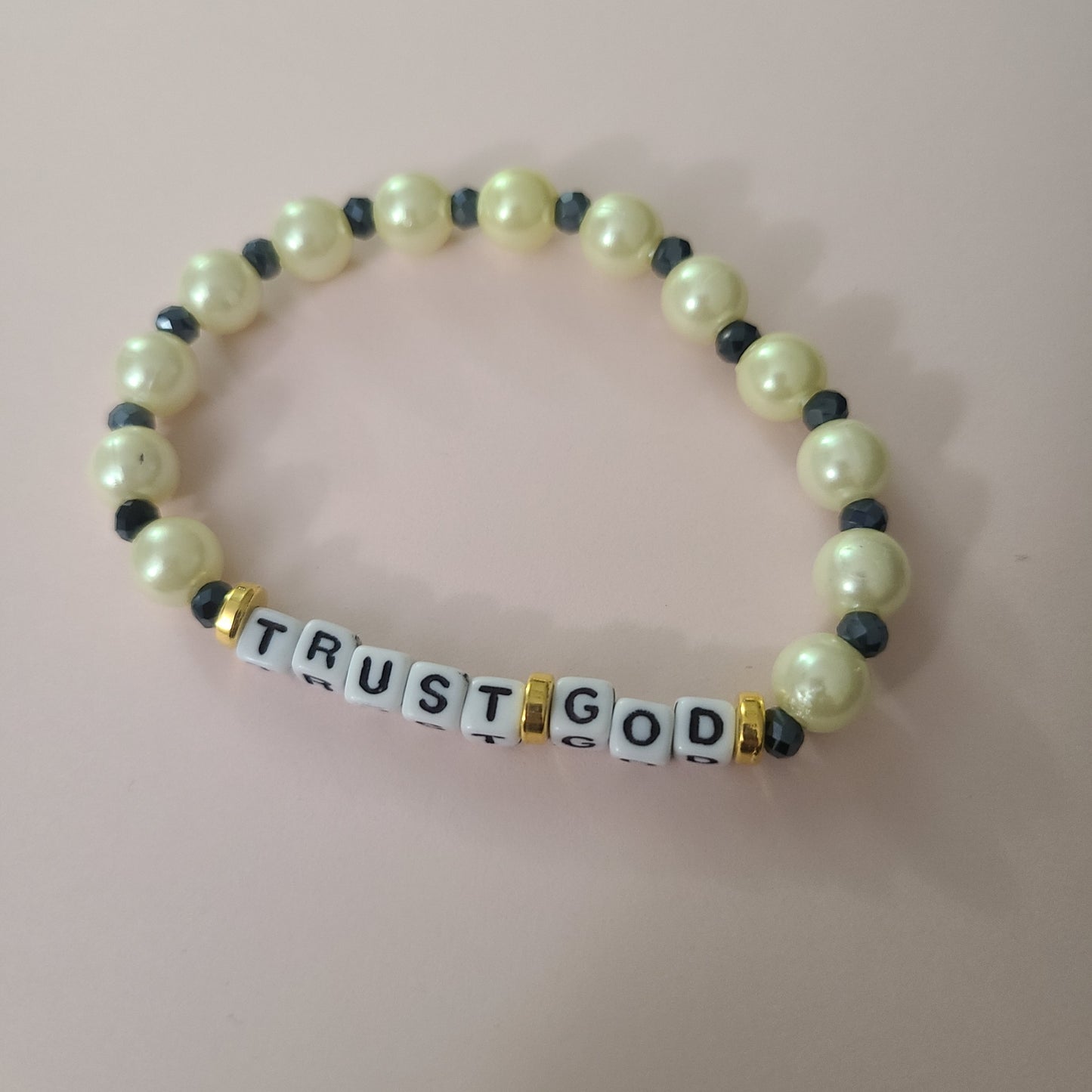 Bracelet TRUST GOD - acrylic beads